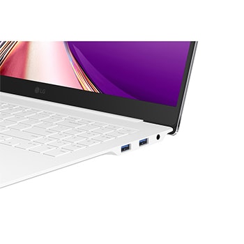 畫面呈現 LG gram Pro 筆電前視圖，下方展示圓形電池圖形，象徵長續航表現。畫面透過展示螢幕上的圖示與儀表板式介面，強調配備 77 Wh 電池，續航時間最長可達約 27 小時。