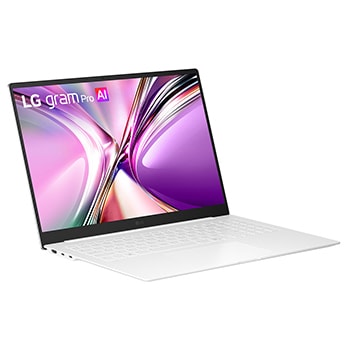 畫面呈現 LG gram Pro 筆電的斜角俯視圖，正在運行專業級影片剪輯軟體。鍵盤下方的雙散熱風扇釋放藍色氣流視覺效果，展示高效能作業時所提供的強勁散熱表現。