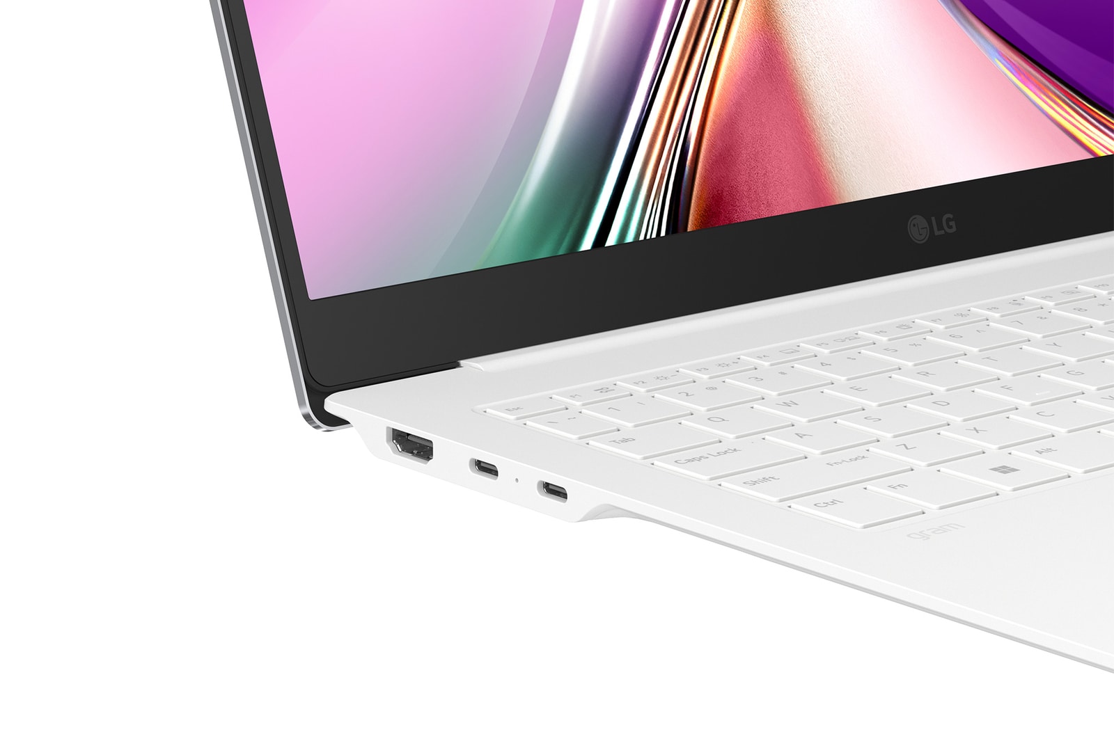 畫面展示多裝置連接場景，示意在不同平台之間使用 LG gram Link。畫面展示桌上型螢幕、筆電、平板電腦與智慧型手機同步呈現相同的相片庫介面，示意在 iOS、Android 與 webOS 環境之間的無縫裝置同步功能。