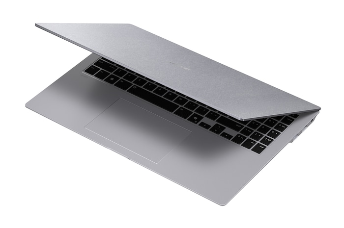 LG gram Pro 筆電以斜角狀態呈現於深色背景中，突顯其專為 16 吋打造的 1,199 g 輕巧機身設計。畫面展示 MIL-STD-810H 徽章，代表裝置已通過七項軍規耐用性測試。