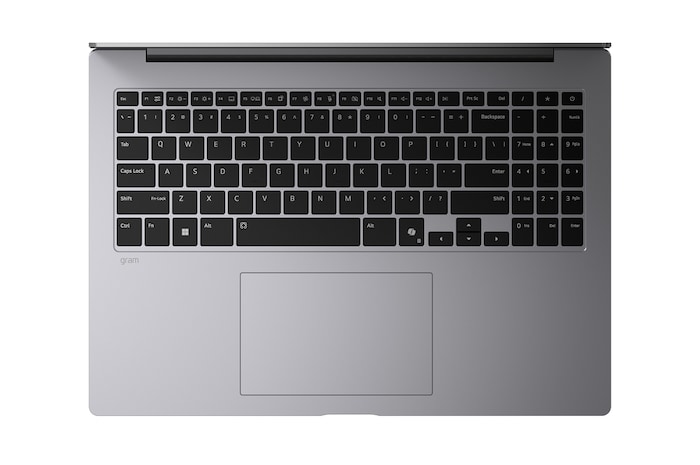 畫面呈現 LG gram Pro 筆電的斜角俯視圖，展現銀色金屬飾面。畫面聚焦於纖薄機身設計與細緻的上蓋飾面，頂部面板中央顯示著 gram 標誌，展現簡約精緻的外觀風格。