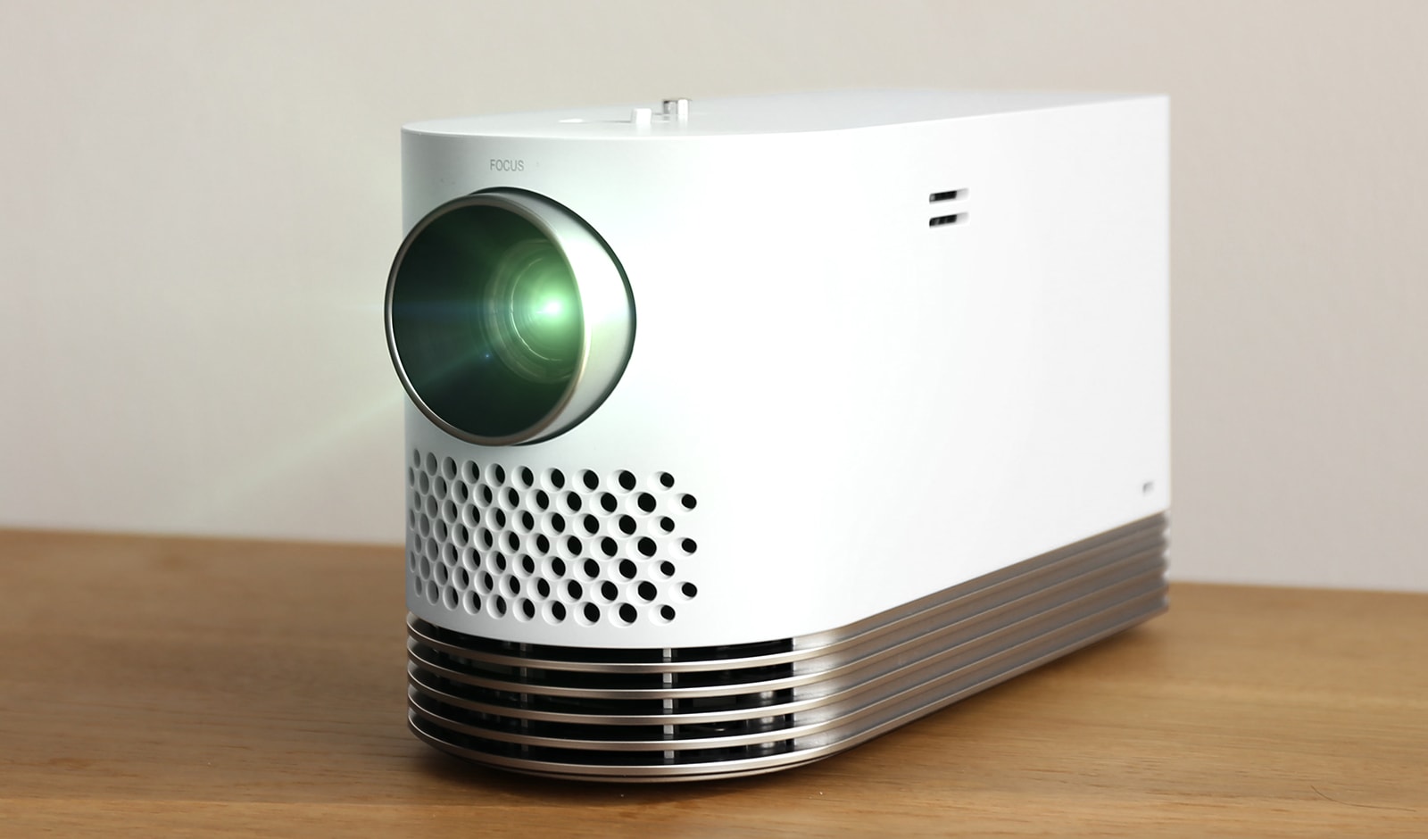 LG ProBeam 專業投影機 HF80JG 正視圖