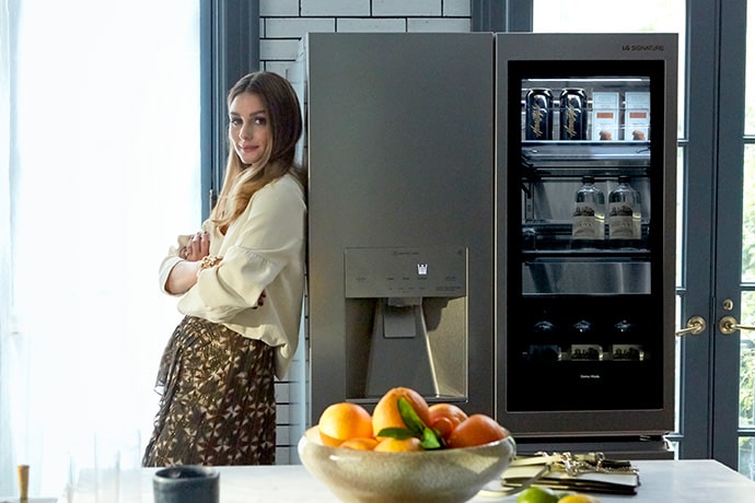 Olivia Palermo 倚靠著 LG SIGNATURE 冰箱