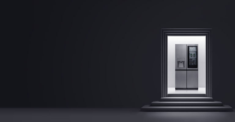 與LG SIGNATURE冰箱在藝術台階上的黑色照片。