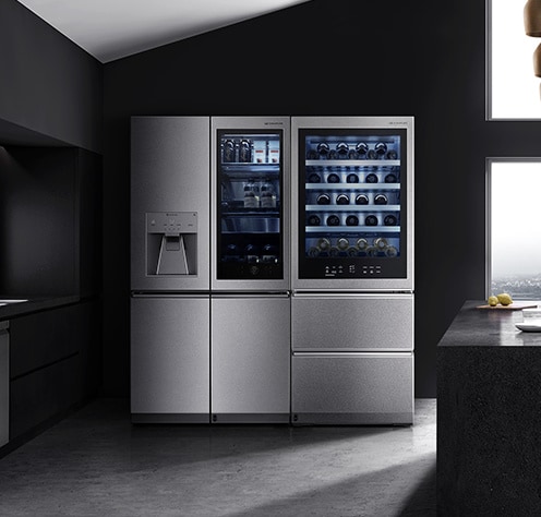 LG SIGNATURE冰箱和WineCellar放置在陽光直射的現代廚房的一側。