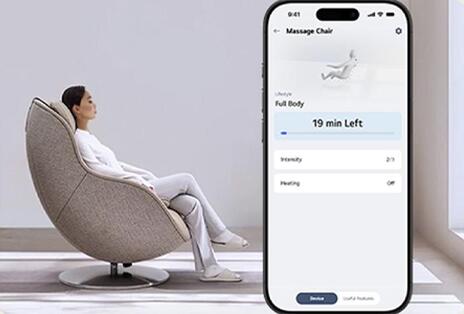 一位女士坐在多功能療癒椅上，旁邊的智慧型手機螢幕透過 LG ThinQ 應用程式介面顯示多功能療癒椅的連接狀態。