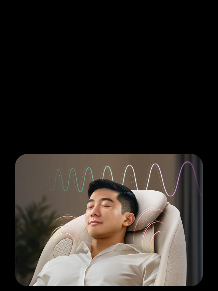 一位男士在多功能療癒椅閉著眼睛放鬆，享受腦波音效，在男士的頭頂上以彩色的波形圖案呈現。