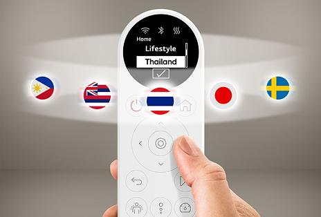 一隻手拿著白色遙控器，螢幕上顯示「Lifestyle: Thailand」，並有展開的國旗，突顯來自全球的按摩程式。
