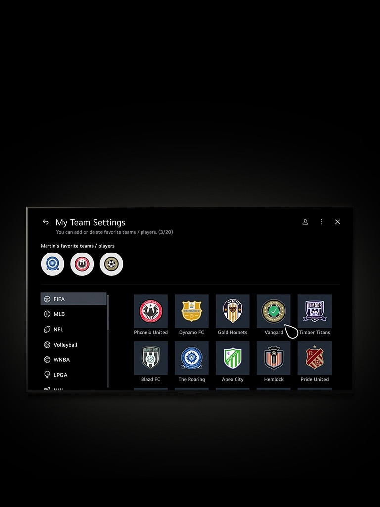 LG TV 螢幕上顯示 Sports Portal。頂部有一個較大的縮圖，底部有四個較小的縮圖，皆在展示實時內容。電視螢幕向下捲動，顯示出更多截面，包含更多遊戲和體育內容的縮圖。電視螢幕向上卷動，游標按一下以開啟「我的球隊」設定頁面。游標按一下最愛球隊名單中顯示的新球隊。