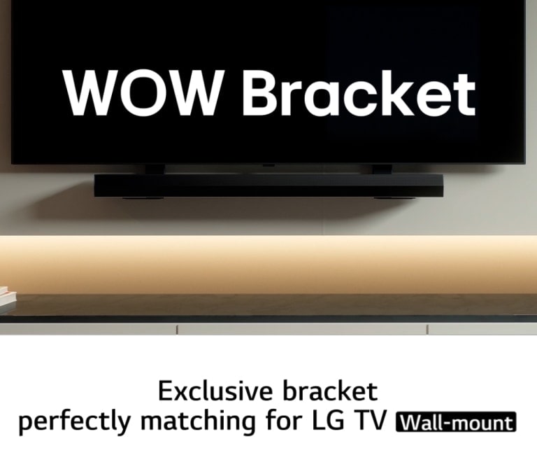 LG TV 和 LG Soundbar 的特寫。TV 和 Soundbar 依次消失，然後，構成 TV 與 Soundbar 輪廓的白色線條出現。一個 Synergy 支架在其背後出現，在 TV 和 Soundbar 重新逐漸顯現時作為支架使用。接著，畫面平移至另一面墻壁，顯示線條變成壁掛於墻上的 TV 和 Soundbar，而 Synergy 支架在其背面。