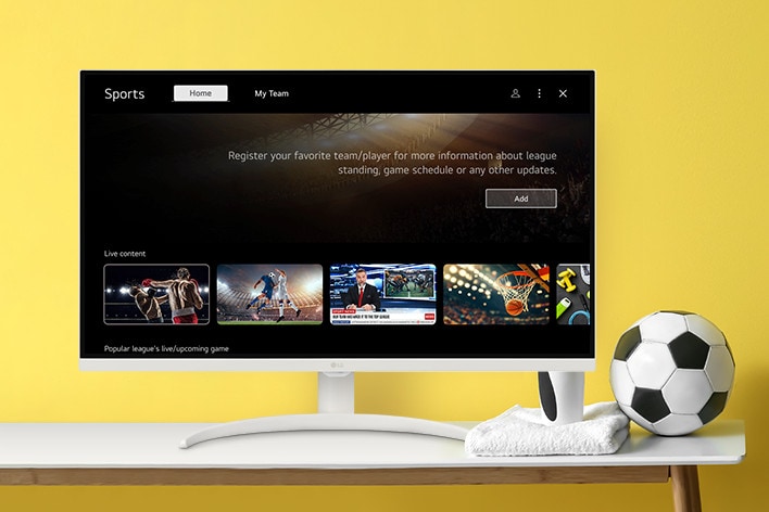 LG Smart Monitor 螢幕顯示著正在直播的體育頻道。	