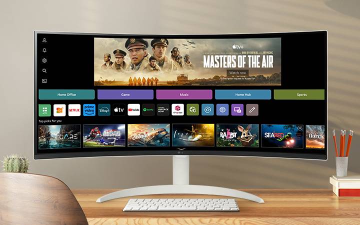 書桌上放著一台顯示器,顯示器螢幕交替顯示 webOS Homeboard 畫面和居家辦公室分割畫面。