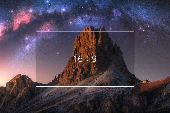 顯示器正在播放一段影片,其縱橫比從 16:9 變成 21:9。