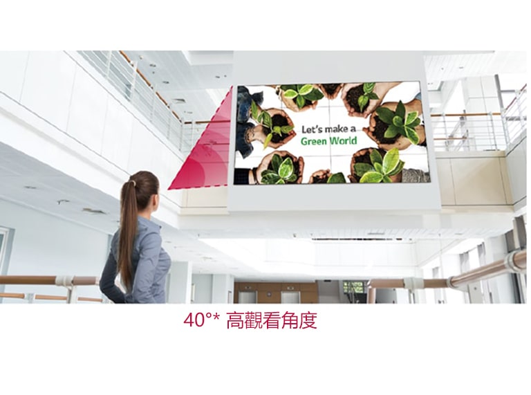 一名女子抬頭觀看安裝在樓上的螢幕，顯示的色彩栩栩如生，沒有任何失真。