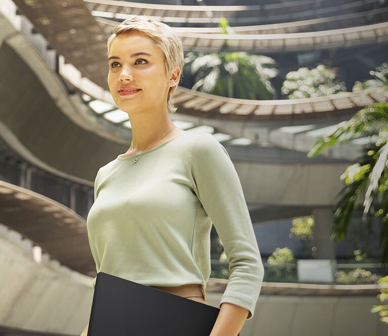 女人與 LG gram 結伴旅行。