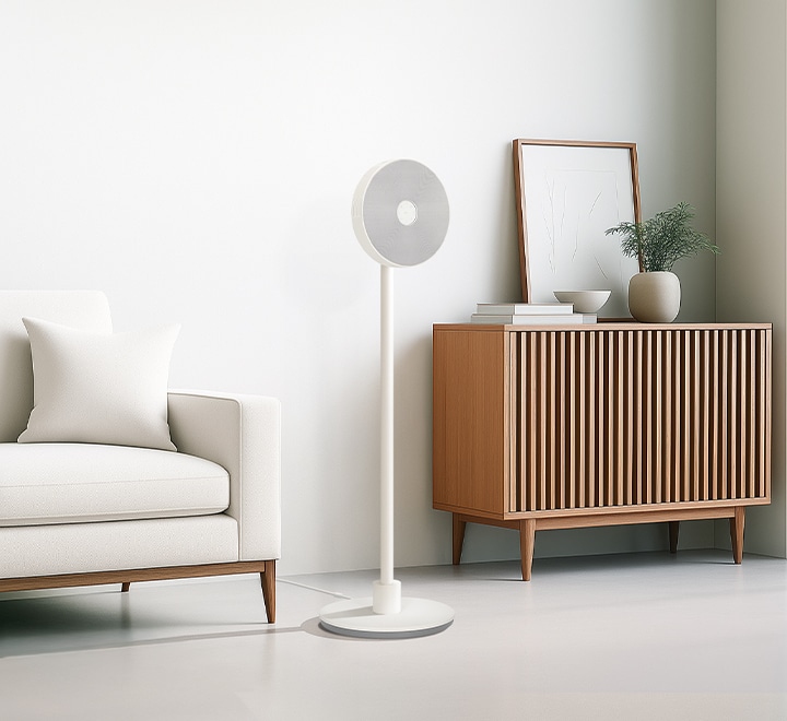 LG MoodMate 置於現代風格客廳，擺放於沙發與木質櫃體旁。