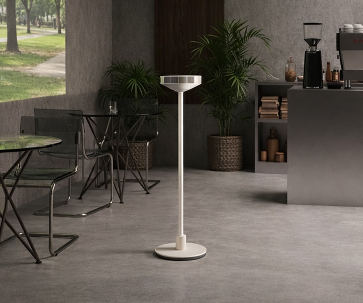 LG MoodMate 置於咖啡館風格空間，於開放座位區投影畫面。