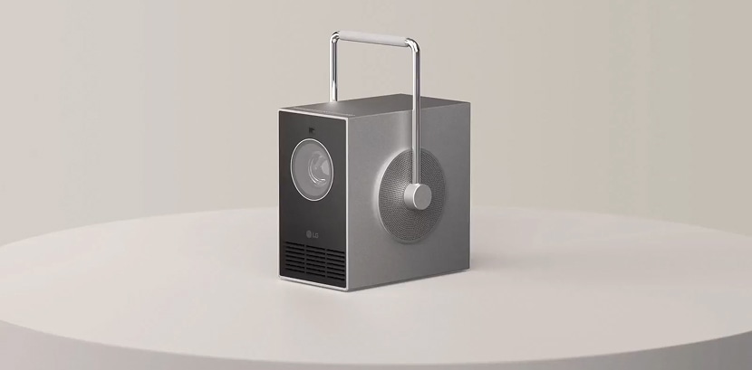 影片展示配備 360 度握把的 LG CineBeam Q。	