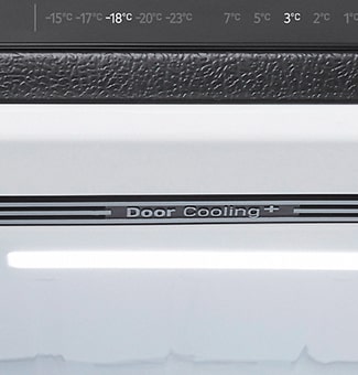 特寫視圖展示 LG 雙門下冷凍冰箱的四方吹冷流功能和溫度控制面板。