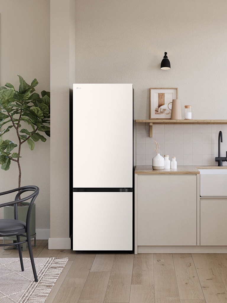 "廚房全景，展示 LG 變頻雙門下冷凍冰箱， 安裝在相當於廚房檯面高度的位置。"