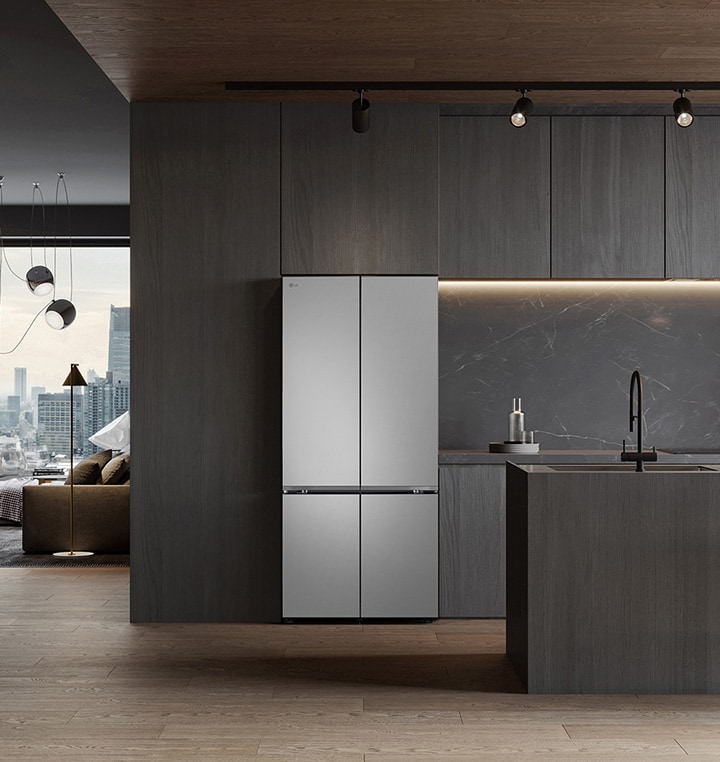 LG智慧變頻四門冰箱置於現代廚房中