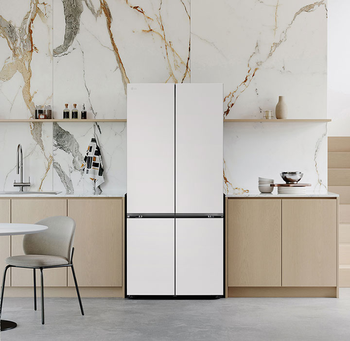 LG智慧變頻四門冰箱置於現代廚房中