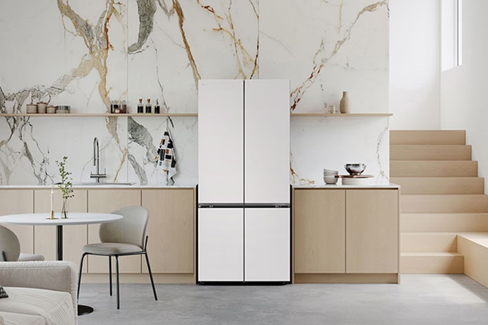 LG智慧變頻四門冰箱置於現代廚房中