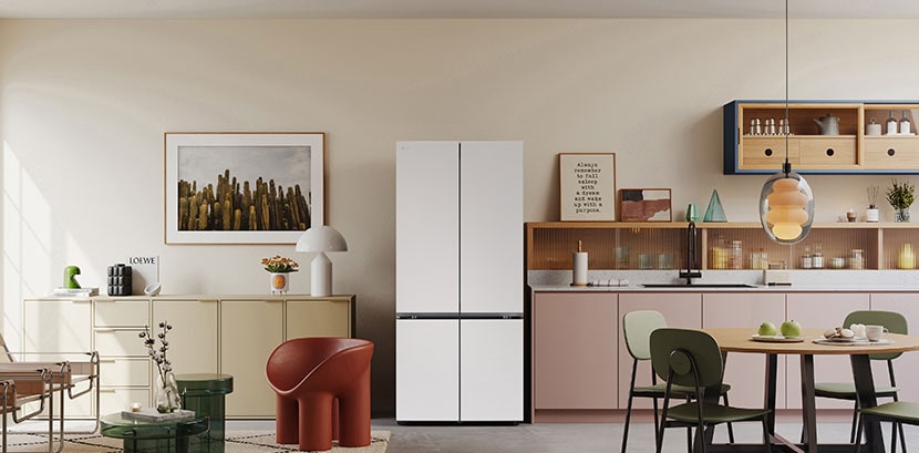 LG變頻四門冰箱置於時尚的廚房。