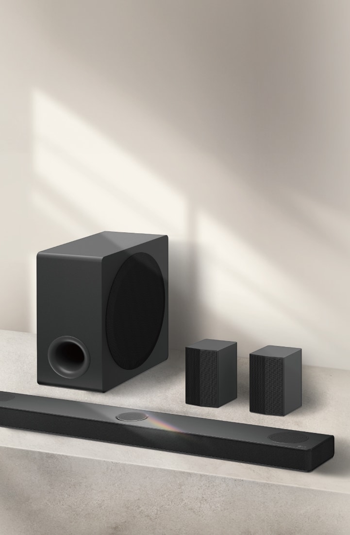 LG Soundbar 在灰色表面上，背景為灰色，以斜角鳥瞰圖的方式展示。