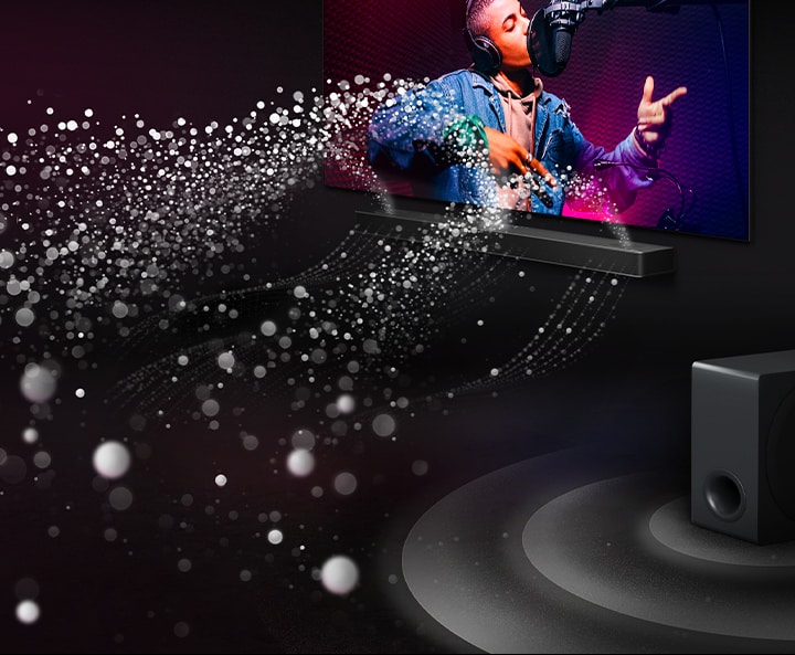 LG Soundbar 和 LG TV 在黑暗的房間裡播放音樂表演。白色水滴形成的聲波從 Soundbar 向上和向前射出。底部的重低音喇叭正在產生聲音效果。
