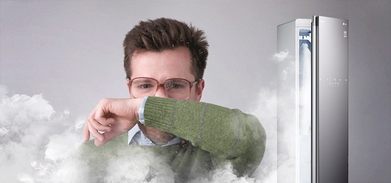 顯示男人因衣袖上的氣味而不悅。後方是蒸氣電子衣櫥，可去除有害的洗衣劑和細菌。