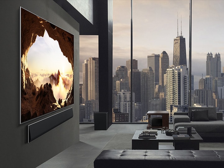 寬敞的客廳，可欣賞城市景觀。 LG OLED 電視與 LG Soundbar 一起安裝在牆上。從側面看，電視的“一體牆”設計和超薄邊框使其能夠與牆壁和空間完美融合。零連接盒可見，但隱藏。