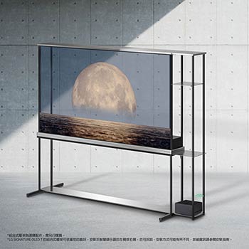 LG SIGNATURE OLED T 螢幕略向左側傾斜的側視圖，透明螢幕上描繪出海岸上方的月亮。配備 4K 120 Hz 無線視頻和音頻傳輸功能的 Zero Connect Box 連接至電視，電視則放置在附加的模組化層架上，盒子中還發出 Wi-Fi 訊號。