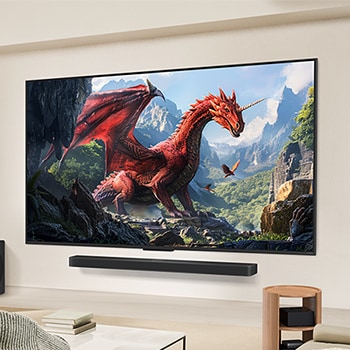 一家人坐在沙發上，面向壁掛式安裝的 LG QNED TV，電視下方還配備 LG Soundbar。Zero Connect Box 則放在茶几下方。