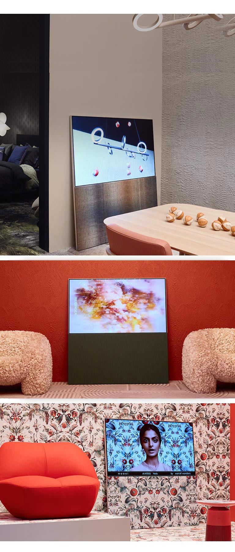 上圖顯示畫架靠在牆上,而房間為中性色,螢幕上顯示一幅以棒球為特色的抽象藝術作品。電視對面有一張木桌,木桌上有一個棒球。 右下圖中,畫架靠在牆上,而牆上有明亮的花卉圖案,圖案採用了紅色和綠色配色。螢幕上出現了一張與周圍牆壁背景相同的女人照片。織物紋理的支架也有相同的圖案。電視旁邊,有一張紅色的單人沙發。 左下圖中,畫架靠在有紋理的赤土色牆壁上。螢幕被抽象的紅色、橙色和紫色圖像所填滿。電視的兩側設有米色且有紋理的單人沙發。