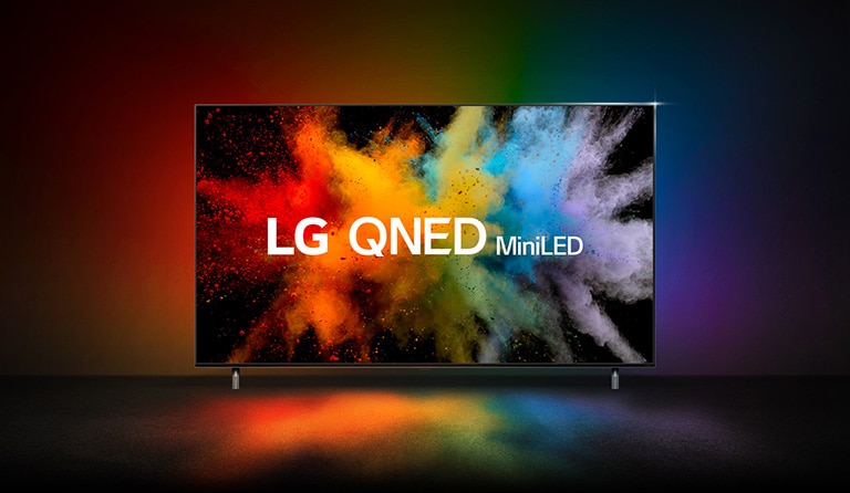 QNED 和 NanoCell 的 Typo-motion 重疊並爆炸成彩色粉末。LG QNED miniLED 標誌出現在電視上。