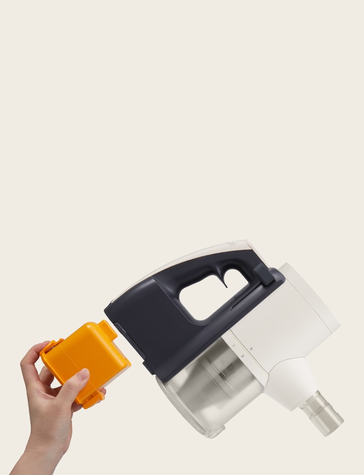 一隻手正在替換 LG a9k-legend3 吸塵器的電池。