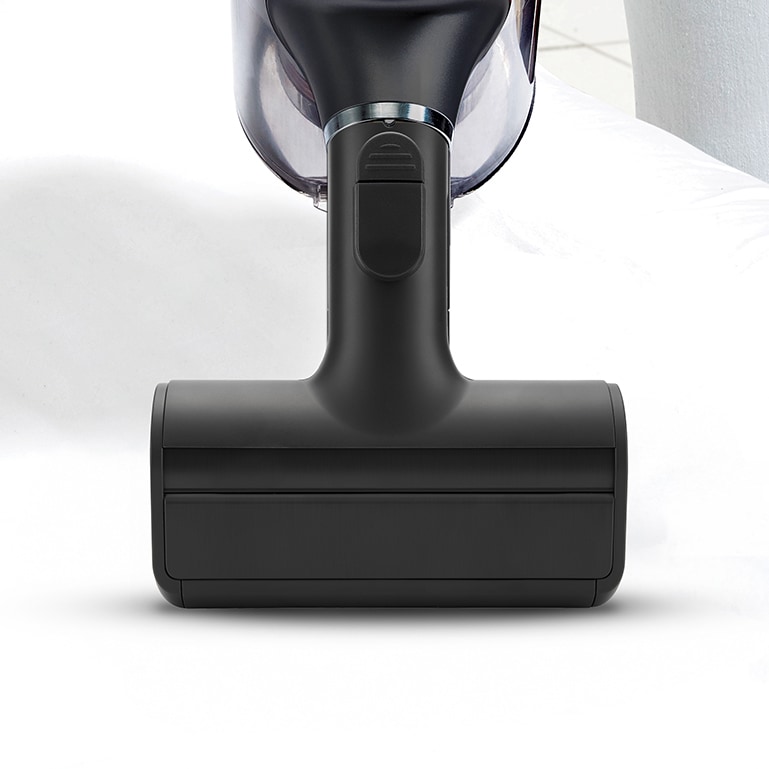 一個人使用 LG a9k-MOP3 吸塵器和高速震動除蟎吸頭清除床墊的塵螨。