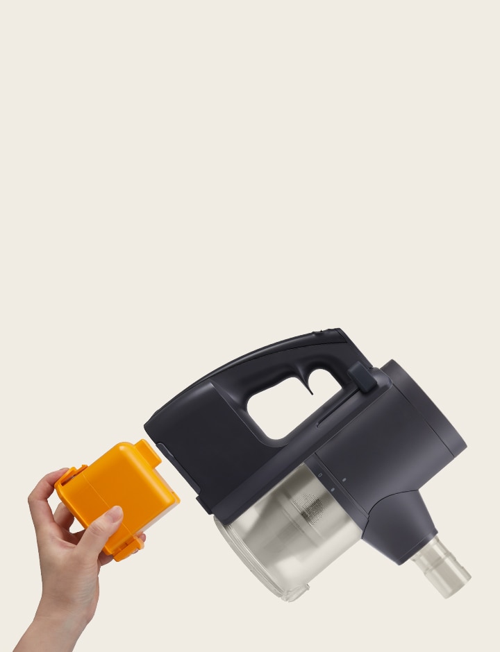 一隻手正在替換 LG a9k-legend3 吸塵器的電池。