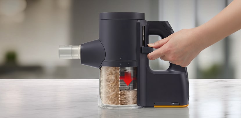 操作 LG a9k-legend3 吸塵器上的滑桿，釋放集塵盒空間 ，刮除氣旋上纏繞毛髮、壓扁毛屑。	