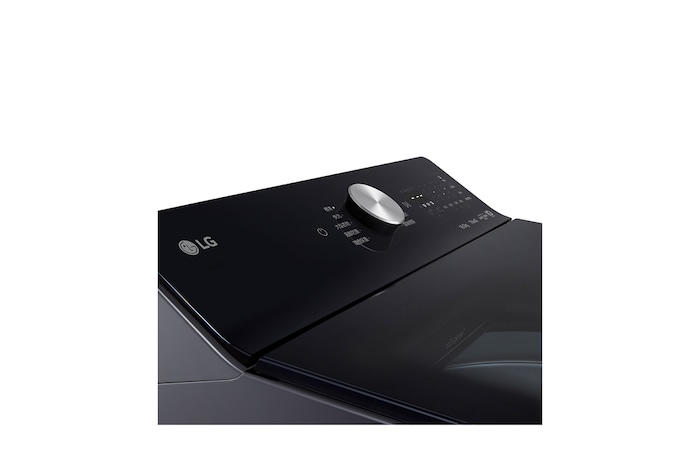 LG 洗衣機中米色女式襯衫上覆蓋著數位感測動作，象徵 AI Wash 的布料偵測功能。