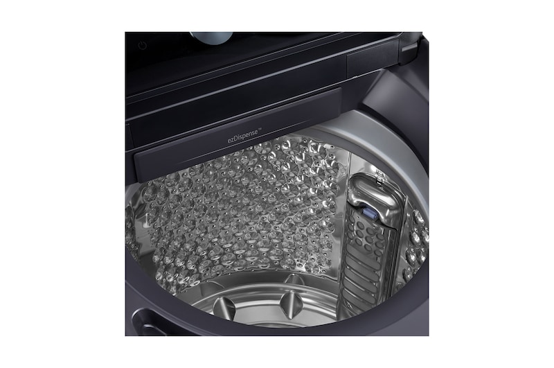 一名女士正在從配備 EasyUnload™ 的直立式洗衣機中取出衣物。