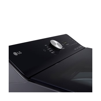 LG 洗衣機中米色女式襯衫上覆蓋著數位感測動作，象徵 AI Wash 的布料偵測功能。