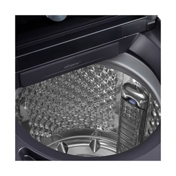 一名女士正在從配備 EasyUnload™ 的直立式洗衣機中取出衣物。