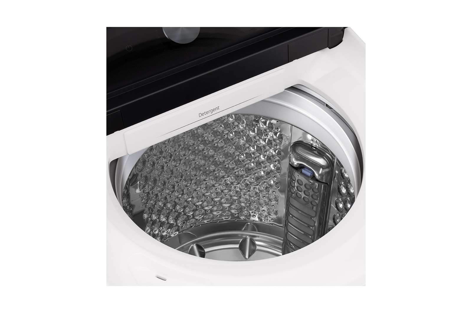 WTTD16HW 一名女士正在從配備 EasyUnload™ 的直立式洗衣機中取出衣物。