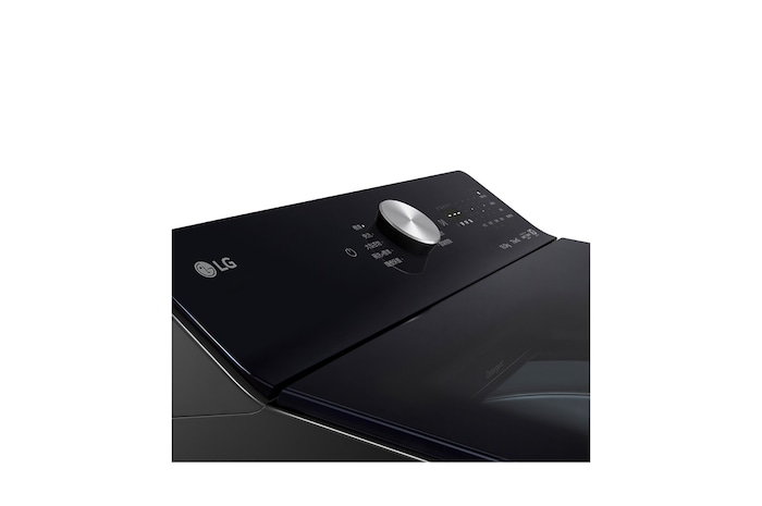 LG 洗衣機中米色女式襯衫上覆蓋著數位感測動作,象徵 AI Wash 的布料偵測功能。