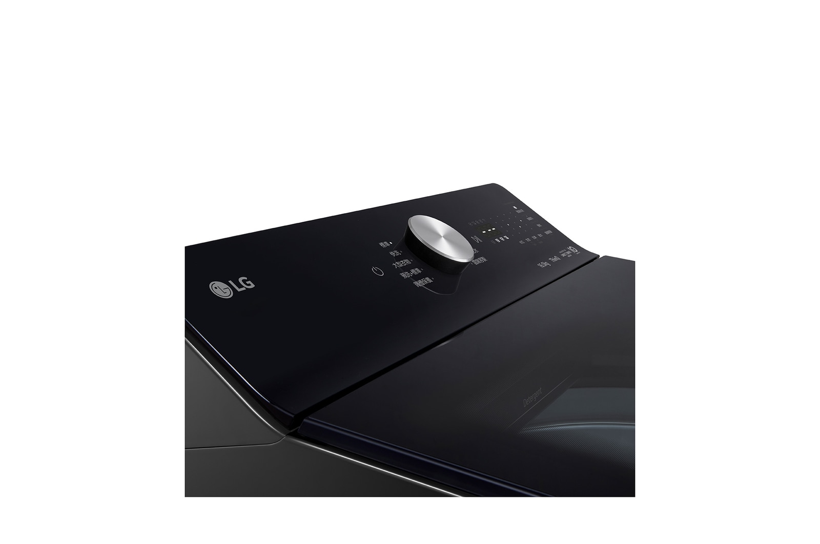 LG 洗衣機中米色女式襯衫上覆蓋著數位感測動作，象徵 AI Wash 的布料偵測功能。