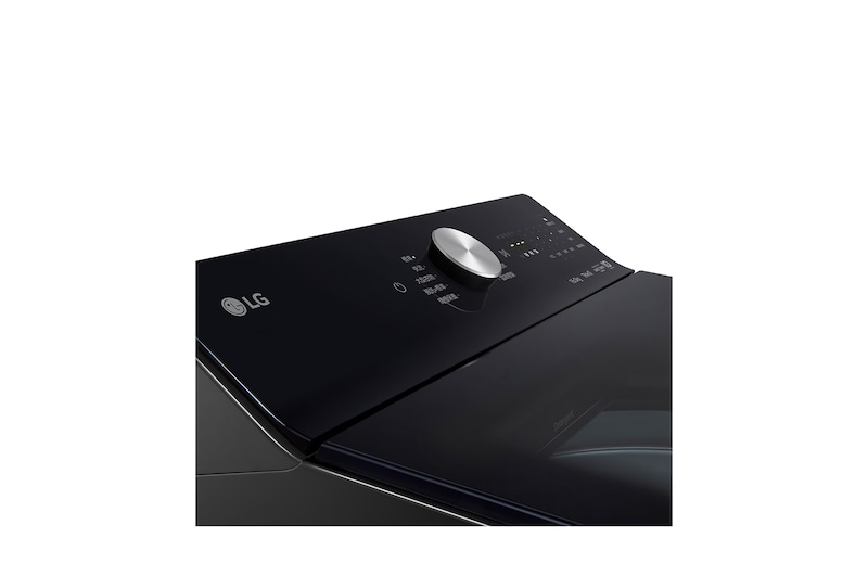 LG 洗衣機中米色女式襯衫上覆蓋著數位感測動作，象徵 AI Wash 的布料偵測功能。