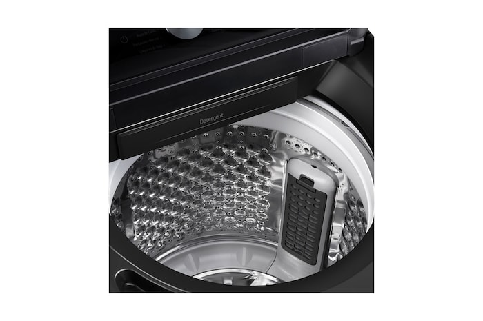 一名女士正在從配備 EasyUnload™ 的直立式洗衣機中取出衣物。