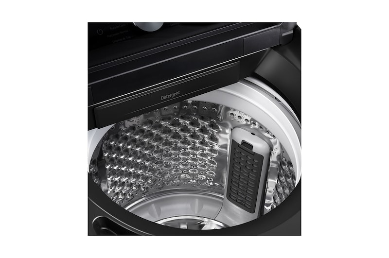 一名女士正在從配備 EasyUnload™ 的直立式洗衣機中取出衣物。